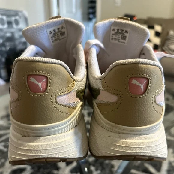 Worn ‼️ONCE‼️
Excellent used condition
Puma soft foam
Size 9 - Picture 3 of 5